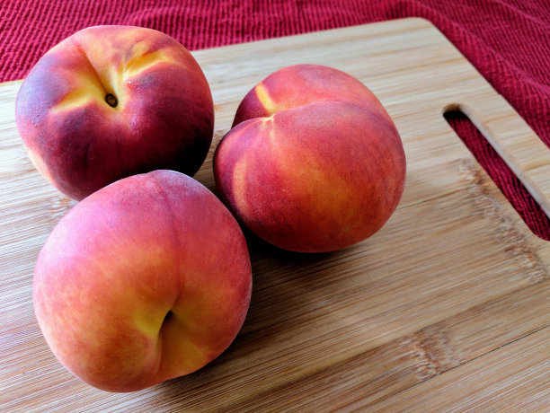 砧板上的三个桃子图片下载