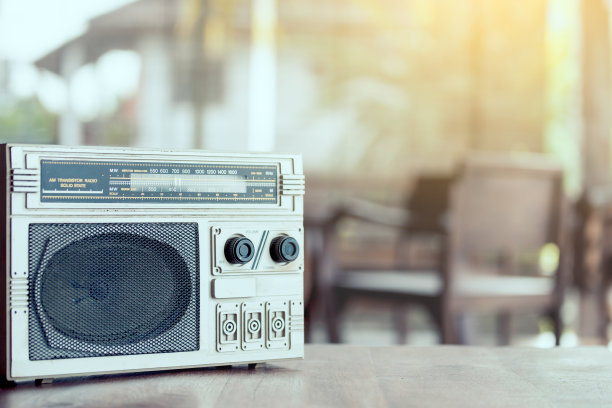 木桌上放着复古的收录机盒式立体声音响图片下载