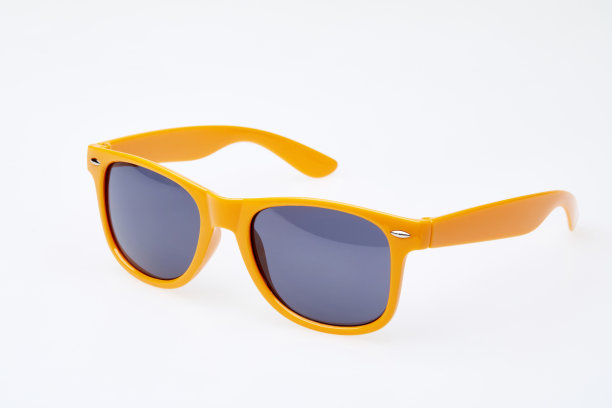 工作室拍摄的白色背景:橙色太阳镜素材图片