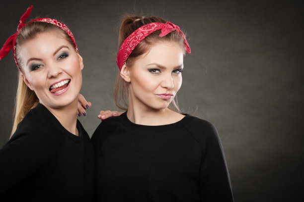 复古女孩做鬼脸的大头贴。图片下载