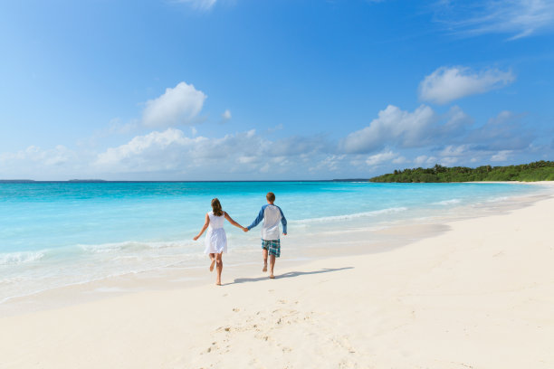 幸福恩爱的夫妇享受热带海滩素材图片