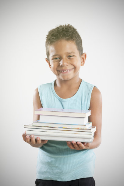 画一个拿着书的男孩图片下载