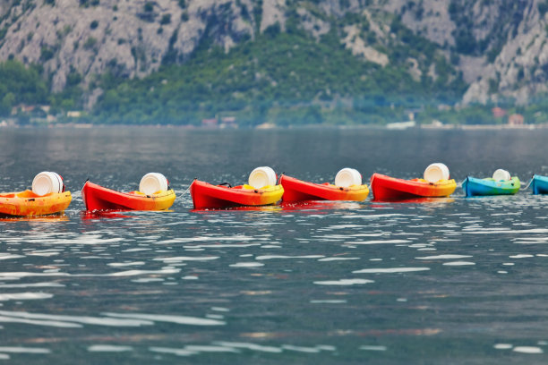 在海上划着皮划艇图片下载