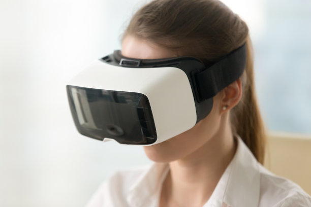 女人戴着虚拟现实眼镜，vr头戴式人像照片图片下载