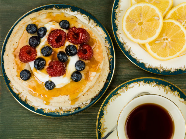 煎饼配新鲜的树莓、蓝莓和蜂蜜图片下载