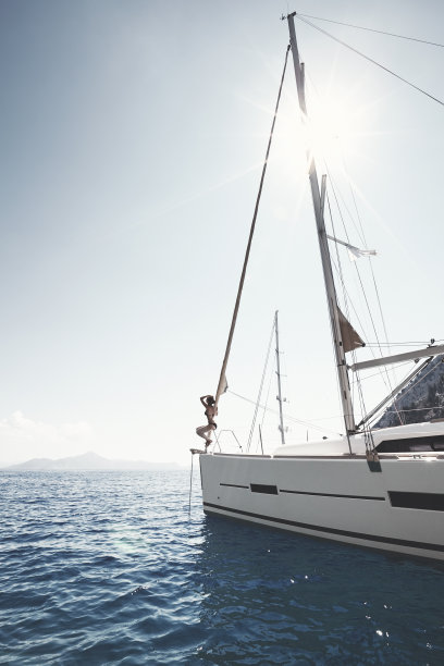 帆船上的女孩图片下载