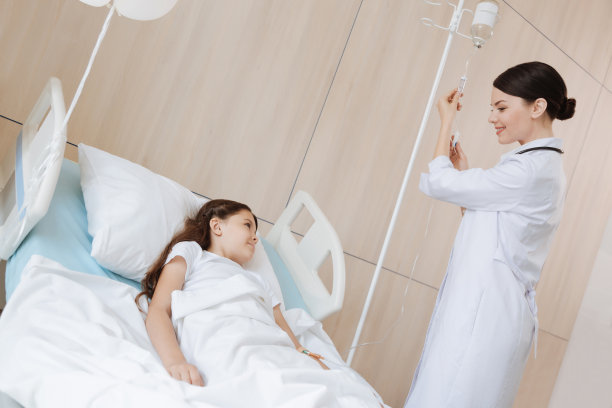 快乐的专业医生看着女孩素材图片