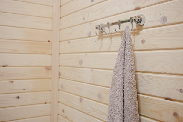 毛巾挂在木墙的衣架上图片下载