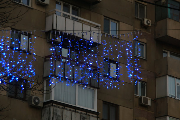 蓝色灯光冬季装饰与城市背景在圣诞节图片下载