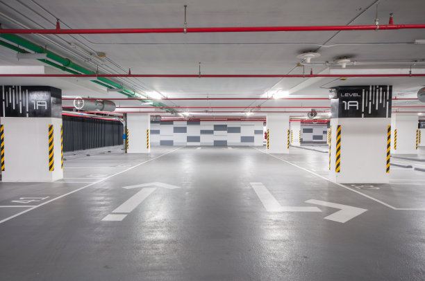 空的地下停车场。图片下载