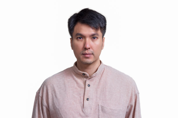 年轻的亚洲英俊男子的肖像，孤立的白人图片下载