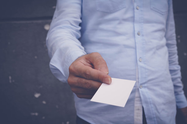 手持空白白卡模型图片下载