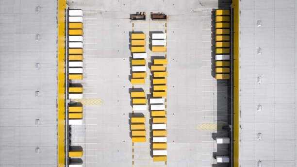 大型配送中心，卡车和拖车图片下载