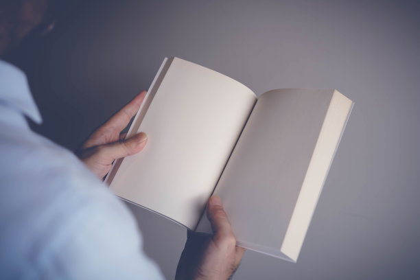 手打开空白白色小册子模型图片下载