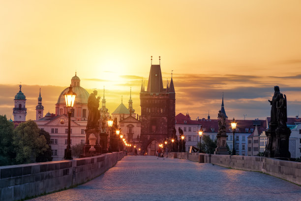 捷克共和国，布拉格，日落时分的查尔斯桥。举世闻名的布拉格地标。素材图片