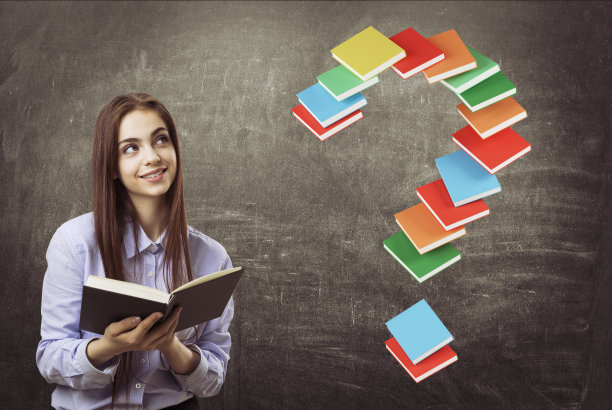 快乐的少女拿着一本书，问题，书图片下载