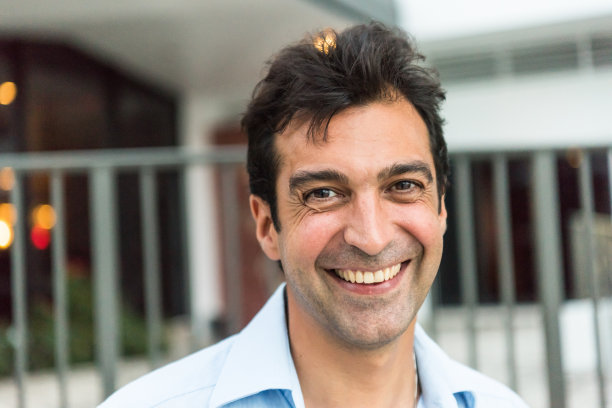 微笑的中年男人图片下载