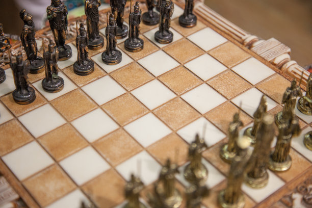 棋盘上的棋子。特写镜头。选择性聚焦，国际象棋在棋盘上的照片图片下载