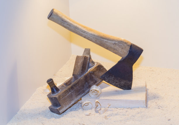 旧斧头，刨床和刨花在一个明亮的背景。图片下载