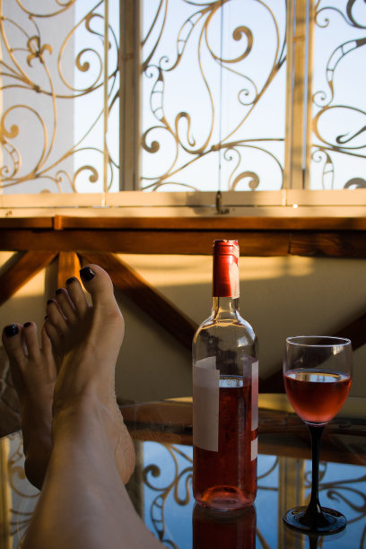 玫瑰酒和女人的脚图片下载