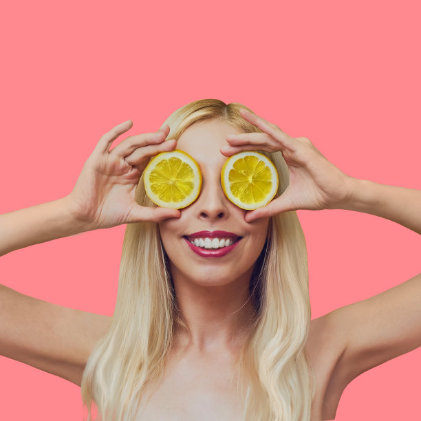 拿着柠檬片的女人图片下载