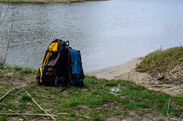 背包放在河岸上图片下载