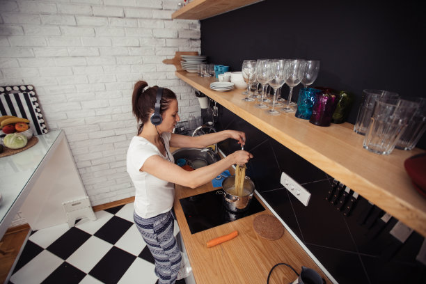 听音乐和准备食物图片下载