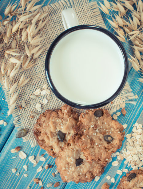 复古照片，新鲜烘焙的燕麦饼干，烘焙原料和燕麦耳，健康的甜点概念图片下载