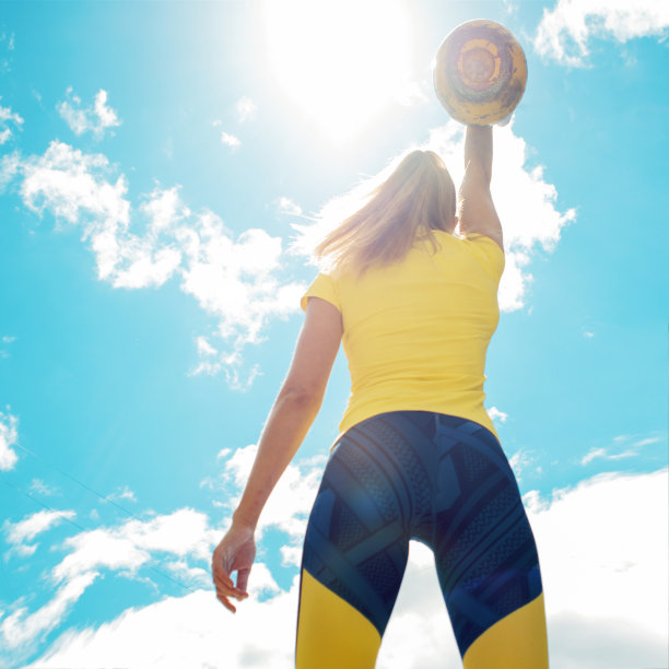 女运动员背对天空抢壶铃，后视镜图片下载