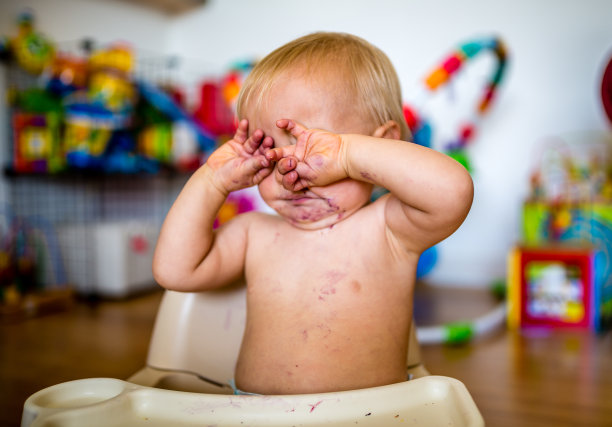 脸上有食物的乖戾幼儿图片下载