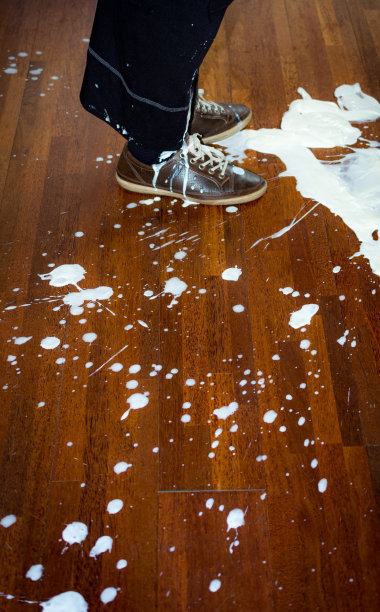 那个女人把早餐掉在地上了图片下载