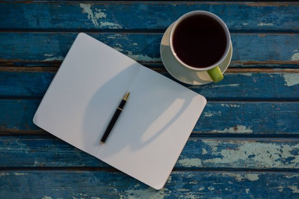 俯视图打开的书由茶杯图片下载