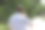 一个匿名男子在公园里打电话图片下载