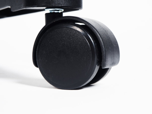 白色背景上的黑色塑料家具轮子素材图片