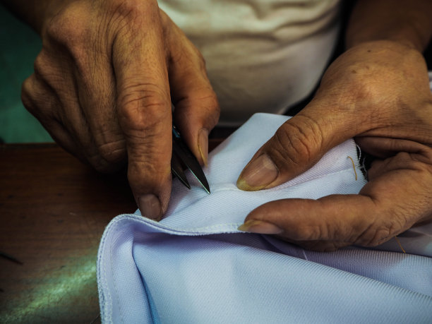 专业缝纫做剪刀剪线图片下载