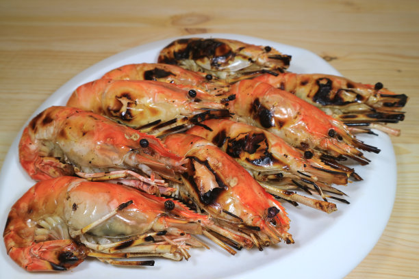 火红烤整只河虾放在木桌上，选择性聚焦图片下载