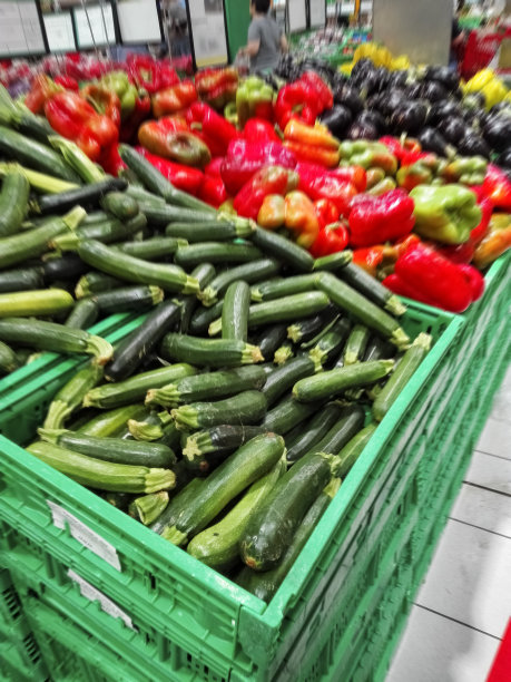 模糊图像超市货架上的新鲜蔬菜西葫芦，辣椒，茄子。为了健康和素食的概念。背景上的人。意大利商店图片下载
