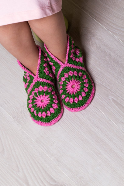 孩子们在木地板上织袜子图片下载