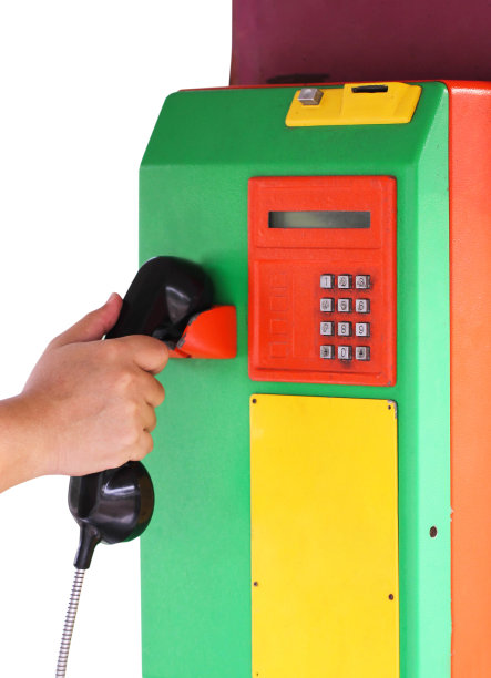 拿着公共电话听筒的亚洲人图片下载