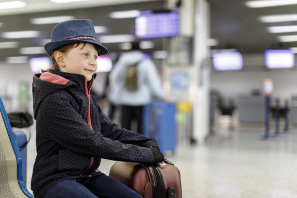 可爱的微笑女孩等待登机图片下载