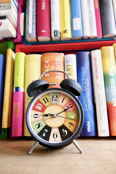 阅读时间:书架前的古董彩色闹钟图片下载