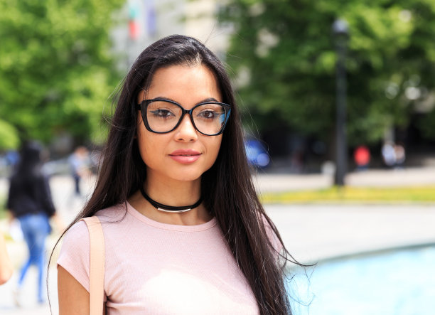 美丽的亚洲女孩走在街上图片下载