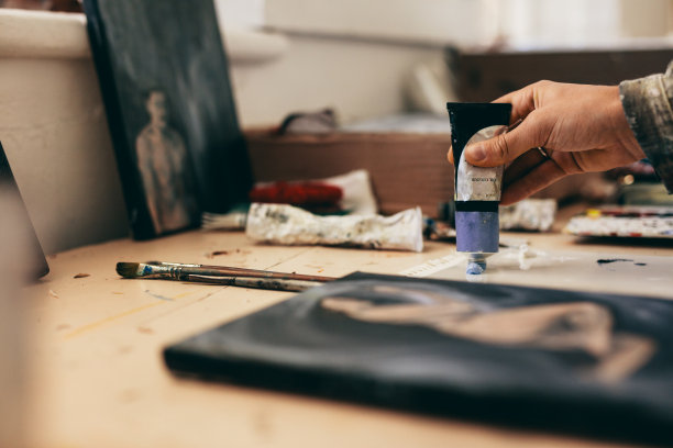 女性艺术家的手与颜色图片下载