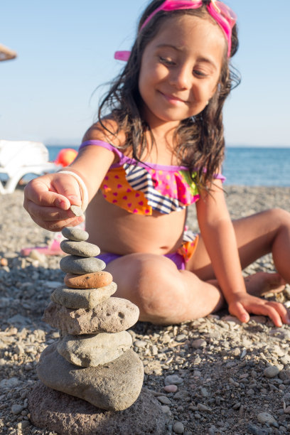 小女孩保持平衡图片下载