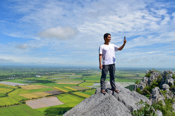 亚洲人自山顶后，一个漫长的徒步旅行从底部的自然小径图片下载