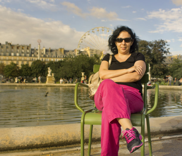 坐在绿色椅子上的一个女人图片下载