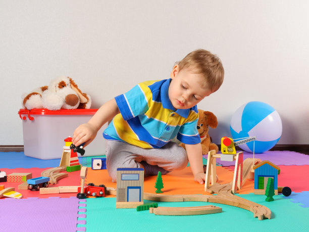 小孩子在玩木铁路。图片下载