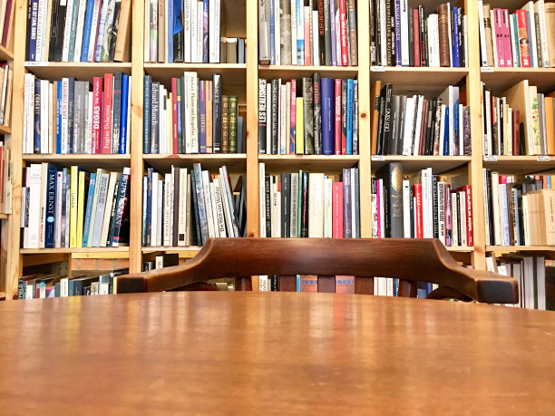 棕色的桌子在前面，书架在后面图片下载