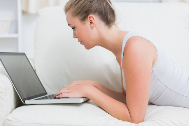 金发女郎用笔记本图片下载