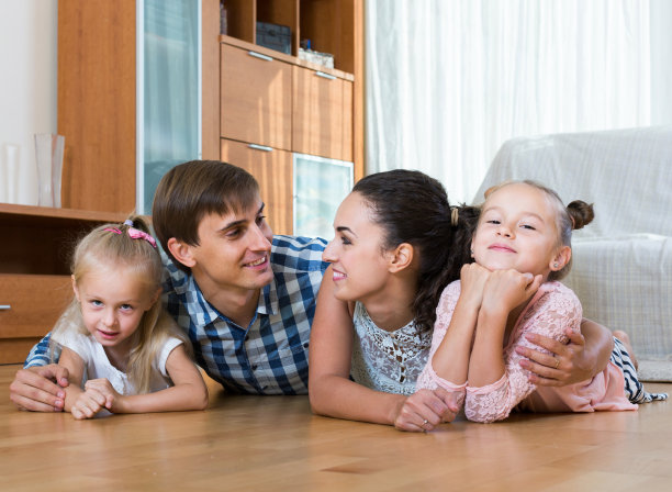 家庭:父母和小女孩在室内的肖像图片下载